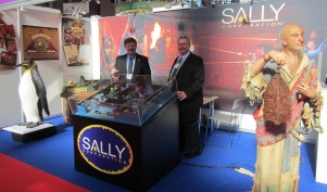 John Wood (à gauche) et Fitz-Edward Otis (à droite, le représentant commercial à l'international) sur le stand de Sally Corporation à l'Euro Attractions Show