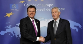 Roland Mack andThorbjørn Jagland sign the statement in Strasbourg