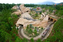 Big Grizzly Mountain Runaway Mine Cars (Hong Kong Disneyland)