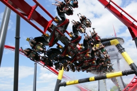 Cette configuration permet de construire des éléments plus larges, donc d'amplifier les mouvements du train. Photo: X-Flight à Six Flags Great America.