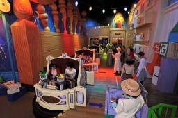 The opening of the interactive dark ride Toy Story Mania! is one of the reasons of the record financial results.