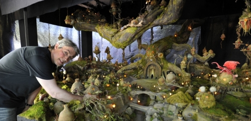 Le décorateur français Hugues Tissandier devant la maquette (utilisée dans les films) qui servira d'inspiration pour la zone thématique.