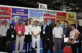 L'équipe de Polin avec des clients à l'Asian Attractions Expo 2013