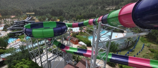 The small orb-shaped element forms here part of a larger water slide that also features a unique configuration of two other Polin products.